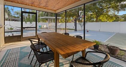 Pool ~ Sportscourt ~ Game Room ~ 5 min to Beach!