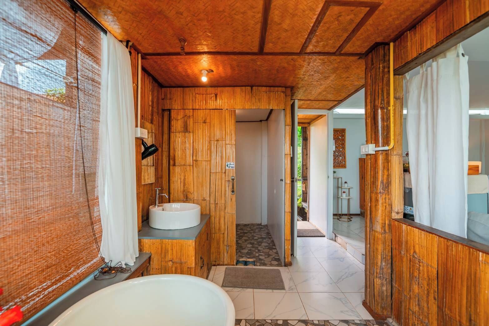 Deluxe House, Air conditioning, Hill View | 浴室 | 淋浴/盆浴组合、深泡浴缸、免费洗浴用品、吹风机
