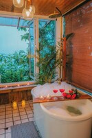 Deluxe-hús - loftkæling - útsýni yfir hæð | 1 svefnherbergi, míníbarir (sumir drykkir ókeypis)