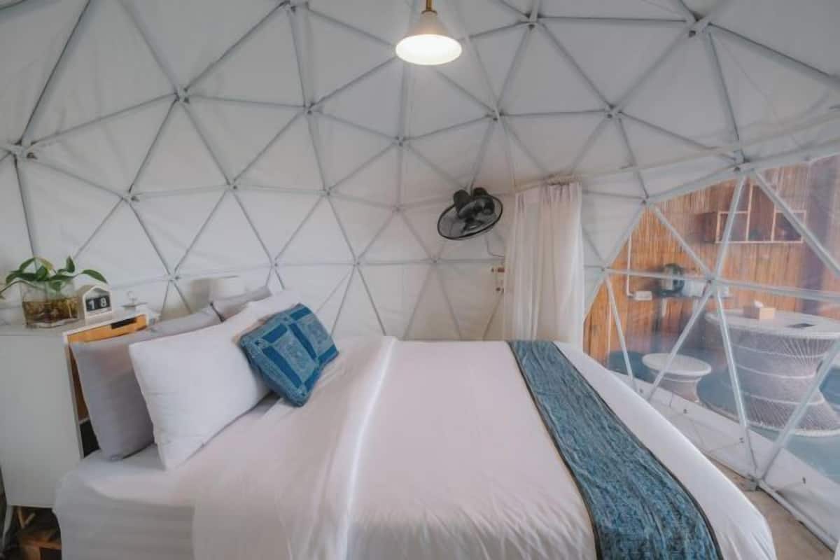 1 habitación, artículos del minibar gratis y decoración personalizada