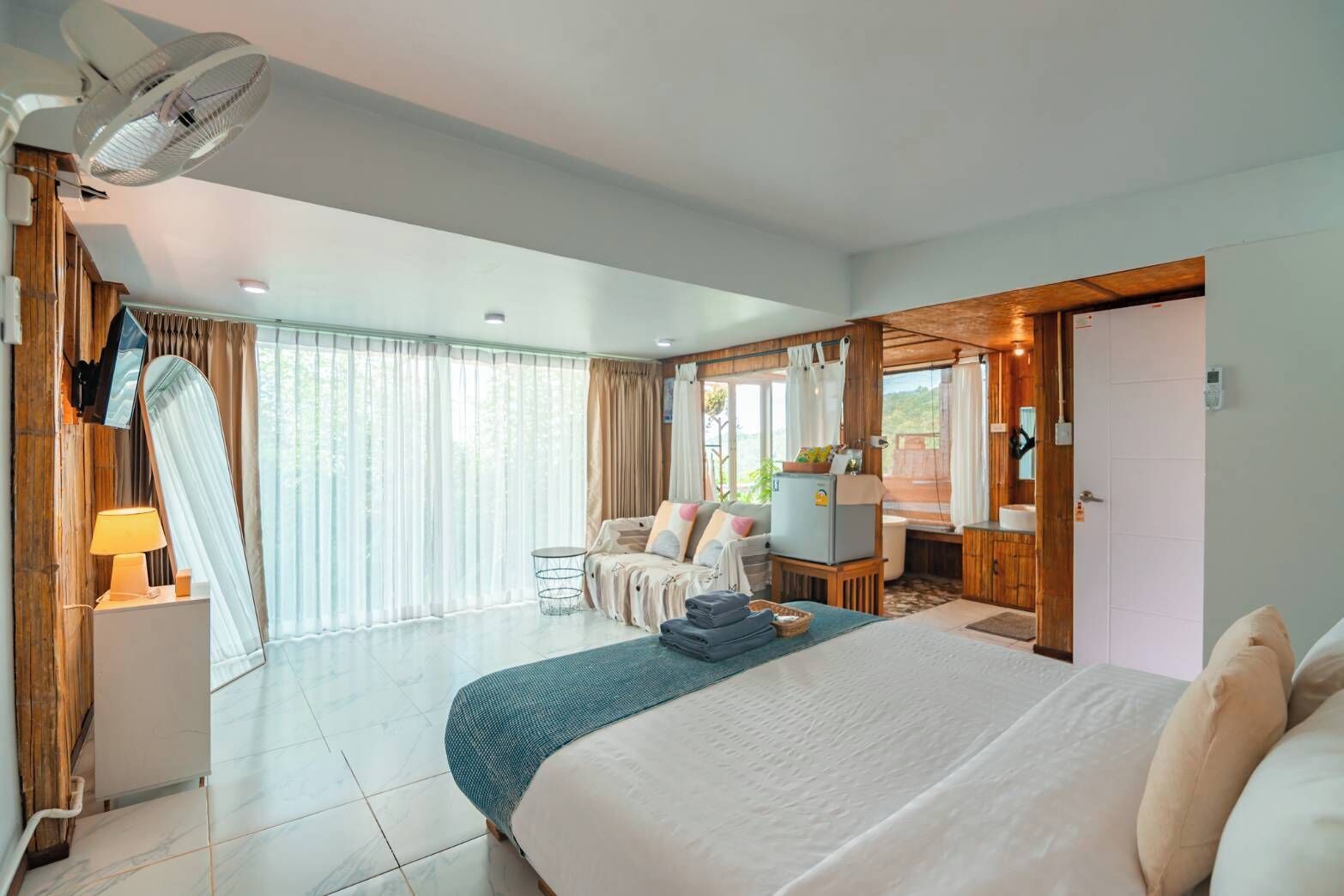 Deluxe House, Air conditioning, Hill View | 1 多间卧室、免费迷你吧物品、遮光窗帘、熨斗/熨板