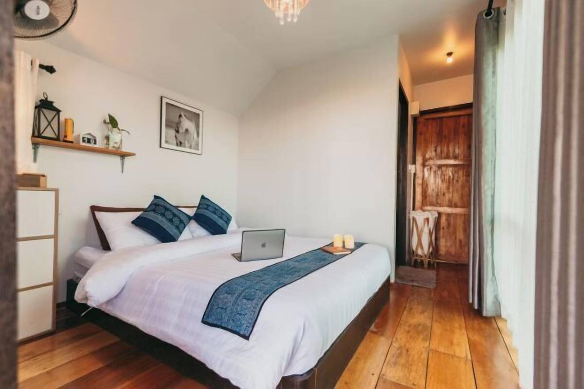 1 bedroom, minibar (some free items), blackout drapes