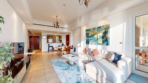 Apartment, 2 Schlafzimmer, Poolzugang | Wohnzimmer | 55-Zoll-Smart-TV mit Digitalempfang