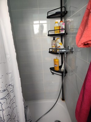 Dusche, Handtücher, Seife, Toilettenpapier