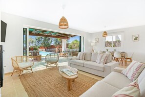 TV - Villa Pepponi MENORCA modern, private pool, AC (Sant Lluís)