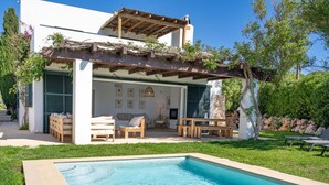 A modern house with a pool, outdoor seating, and a pergola. - Villa Pepponi MENORCA modern, private pool, AC (Sant Lluís)