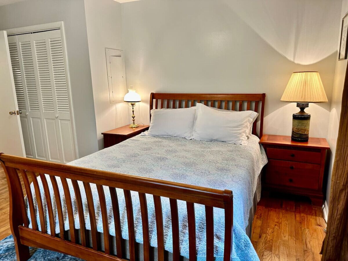 Desk, WiFi, bed sheets