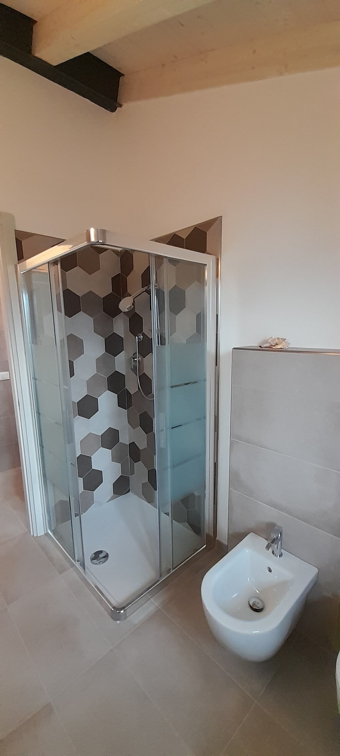 Douche, sèche-cheveux, bidet, serviettes fournies
