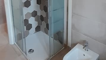 Douche, sèche-cheveux, bidet, serviettes fournies