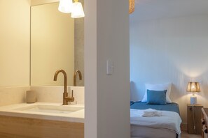 6 bedrooms, iron/ironing board, WiFi, bed sheets