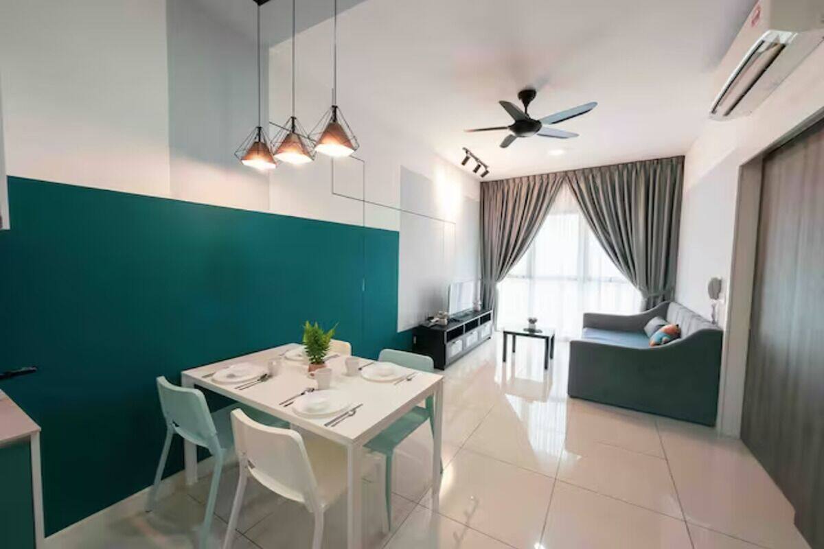 Ein modernes Wohnzimmer mit Essbereich, Deckenventilator und einem großen Fenster mit Vorhängen.