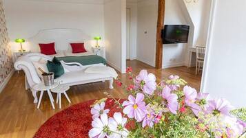 32-tums LCD-tv med satellitkanaler och böcker