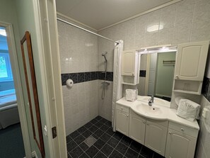 Twin Room Wing | Bathroom