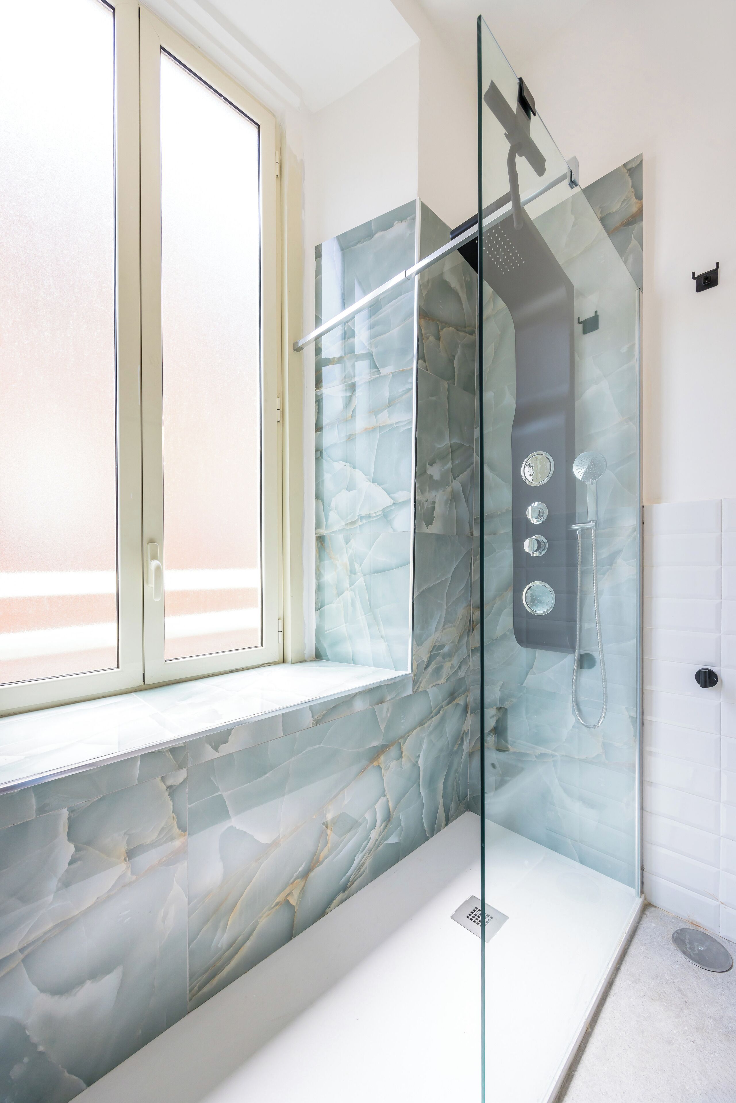 Royal Double Room, City View | Bathroom | Shower, rainfall showerhead, free toiletries, hair dryer