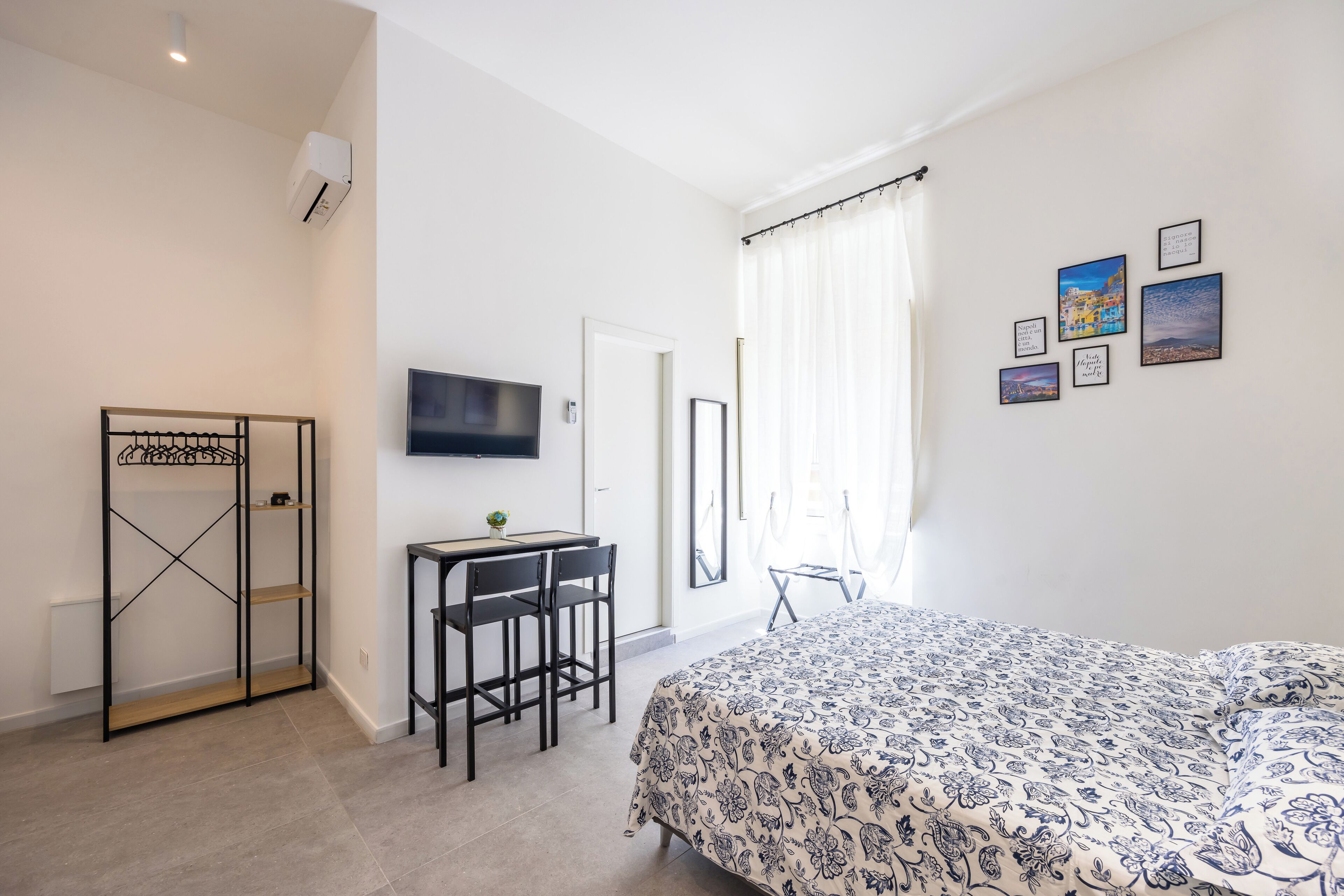 Quadrupla Superior, vista città | Con stile personalizzato, con arredamento individuale, una scrivania