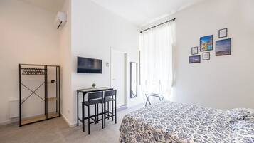 Quadrupla Superior, vista città | Con stile personalizzato, con arredamento individuale, una scrivania