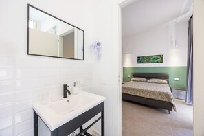ロイヤル ダブルルーム シティビュー | デスク、ノートパソコン用作業スペース、WiFi (無料)、客室ごとに異なる装飾