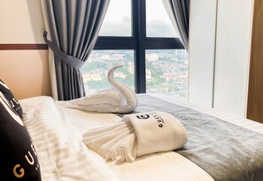 Apartment, 2 Bedrooms | Dihias secara berasingan, dilengkapkan perabot secara berasingan, meja 