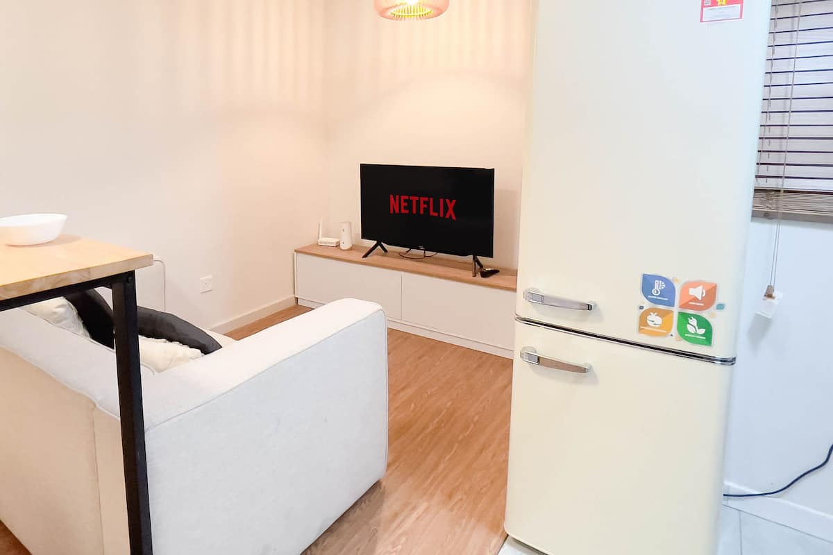 Apartment, 2 Schlafzimmer | Individuell dekoriert, individuell eingerichtet, Schreibtisch