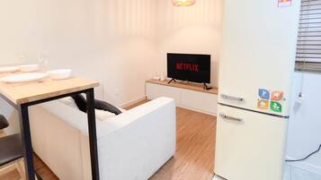 Apartment, 2 Bedrooms | Dihias secara berasingan, dilengkapkan perabot secara berasingan, meja