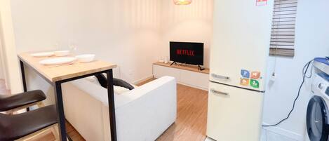 Appartamento, 2 camere da letto | Con stile personalizzato, con arredamento individuale, una scrivania