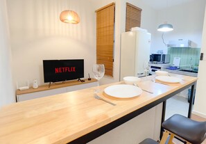 Apartment, 2 Bedrooms | Dihias secara berasingan, dilengkapkan perabot secara berasingan, meja 