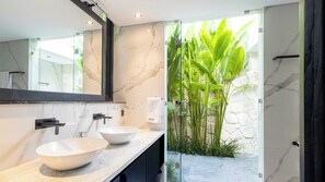 Vila, 5 quartos | Banheiro | Banheira e chuveiro separados, chuveiro com efeito de chuva