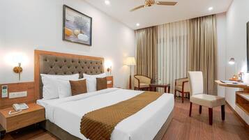 Design Double Room, Mountain View | Desk, laptop workspace, soundproofing, free WiFi