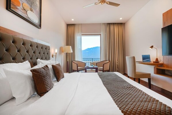 Quarto casal design, vista para a montanha | Escrivaninha, espaço de trabalho para notebook, quartos à prova de som