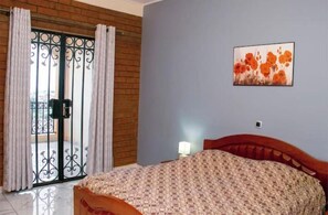 2 bedrooms, iron/ironing board, bed sheets