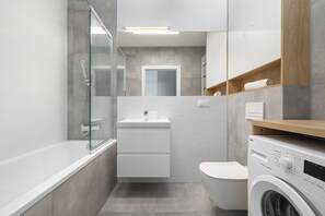 Departamento, 1 habitación, cocina | Baño | Tina, amenidades de baño gratuitas, secadora de cabello, toallas 