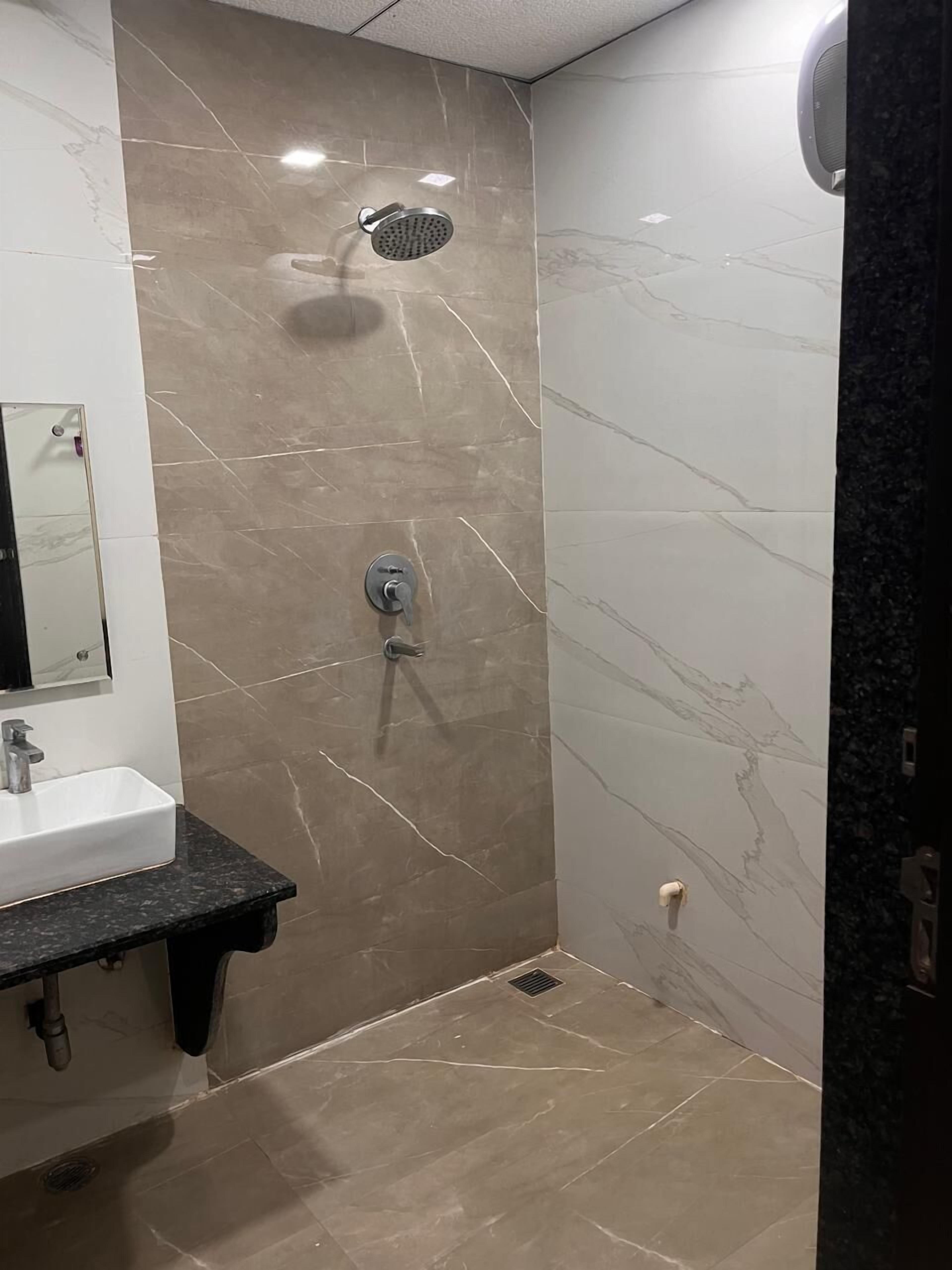 Shower, rainfall showerhead, free toiletries, slippers