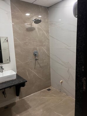 シャワー、レインフォールシャワー、バスアメニティ (無料)、スリッパ