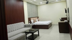 Deluxe Room | Egyptian cotton sheets, premium bedding, down duvets, memory-foam beds - Hotel Jodha The Great Kuberpur (Etmadpur)