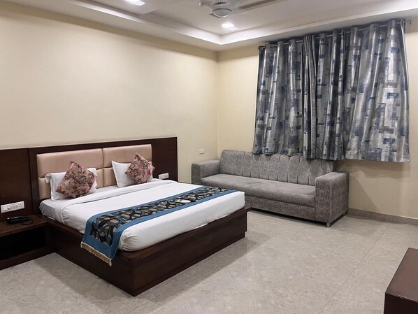 Deluxe Room | Egyptian cotton sheets, premium bedding, down duvets, memory-foam beds - Hotel Jodha The Great Kuberpur (Etmadpur)