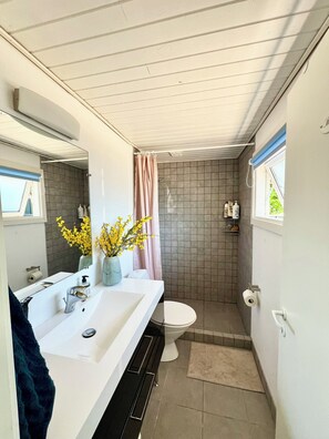 Bathroom - Charming summer house on a secluded plot (Glesborg)