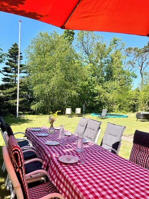 Outdoor dining - Charming summer house on a secluded plot (Glesborg)
