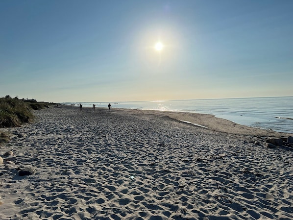 A beach with footprints, a clear sky, and the sun low on the horizon. - Charming summer house on a secluded plot (Glesborg)