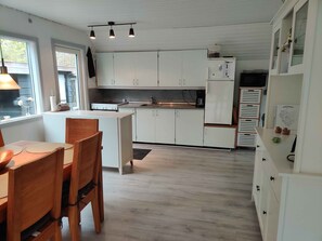 Een koelkast, een magnetron, een oven, een waterkoker