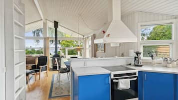 Frigorífico, horno, placa de cocina y lavavajillas