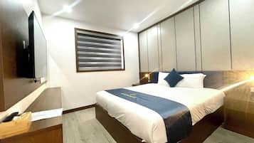 Habitación Deluxe, vista a la ciudad | Minibar, escritorio, espacio para trabajar con laptop y insonorización