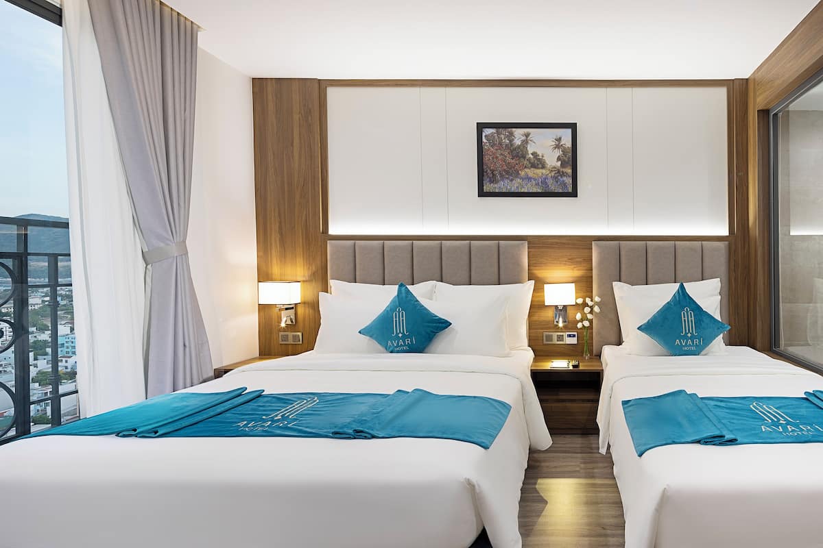 Deluxe driepersoonskamer, balkon, gedeeltelijk uitzicht op zee | 1 slaapkamer, luxe beddengoed, donzen dekbedden, pillowtop-bedden