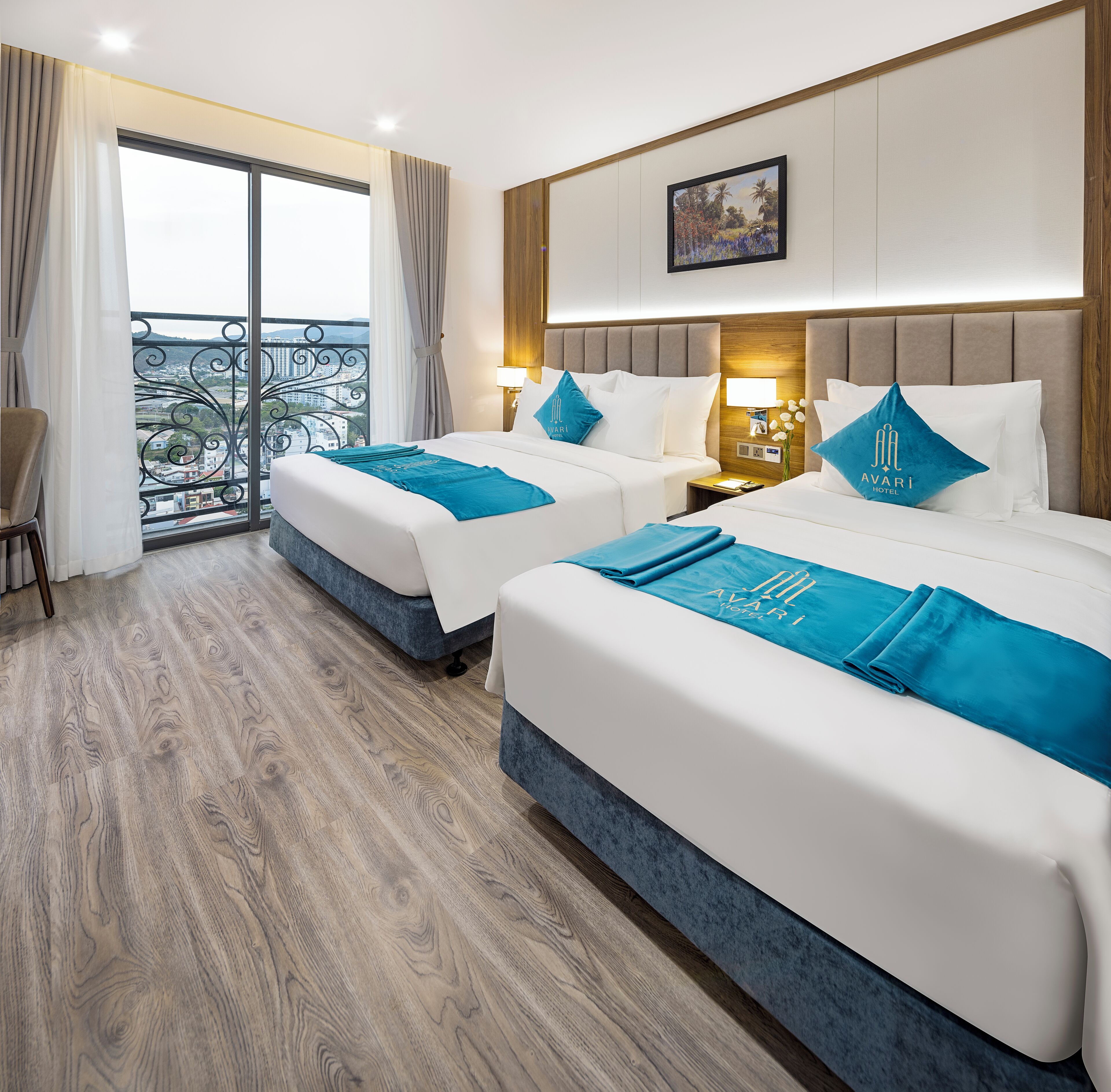 Ein Hotelzimmer mit zwei Betten, einem Balkon mit Blick und Holzboden.
