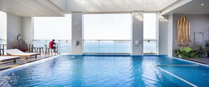 Outdoor pool - Avari Hotel (Nha Trang)