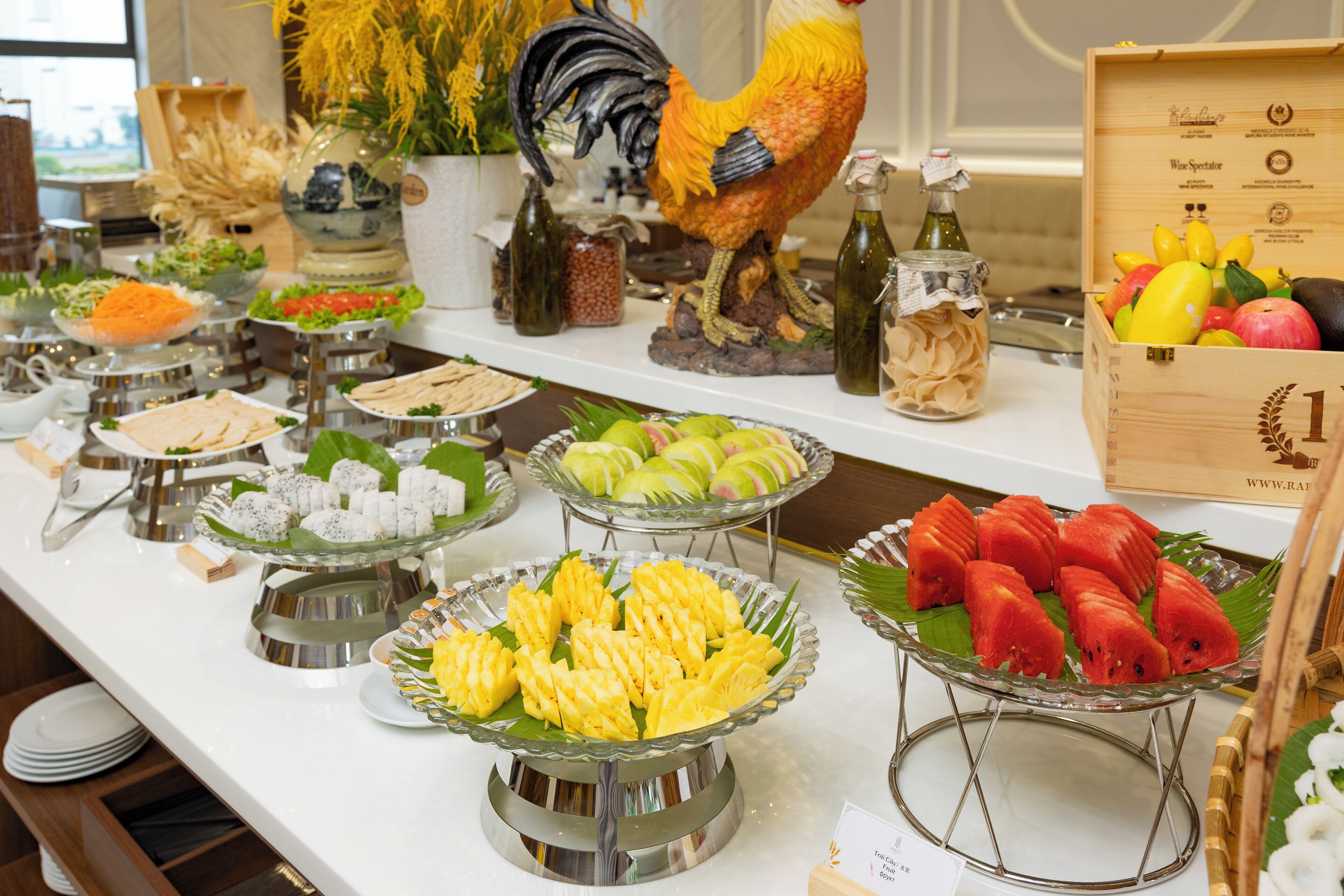 Un buffet proposant une variété de plats et agrémenté d’un coq décoratif.
