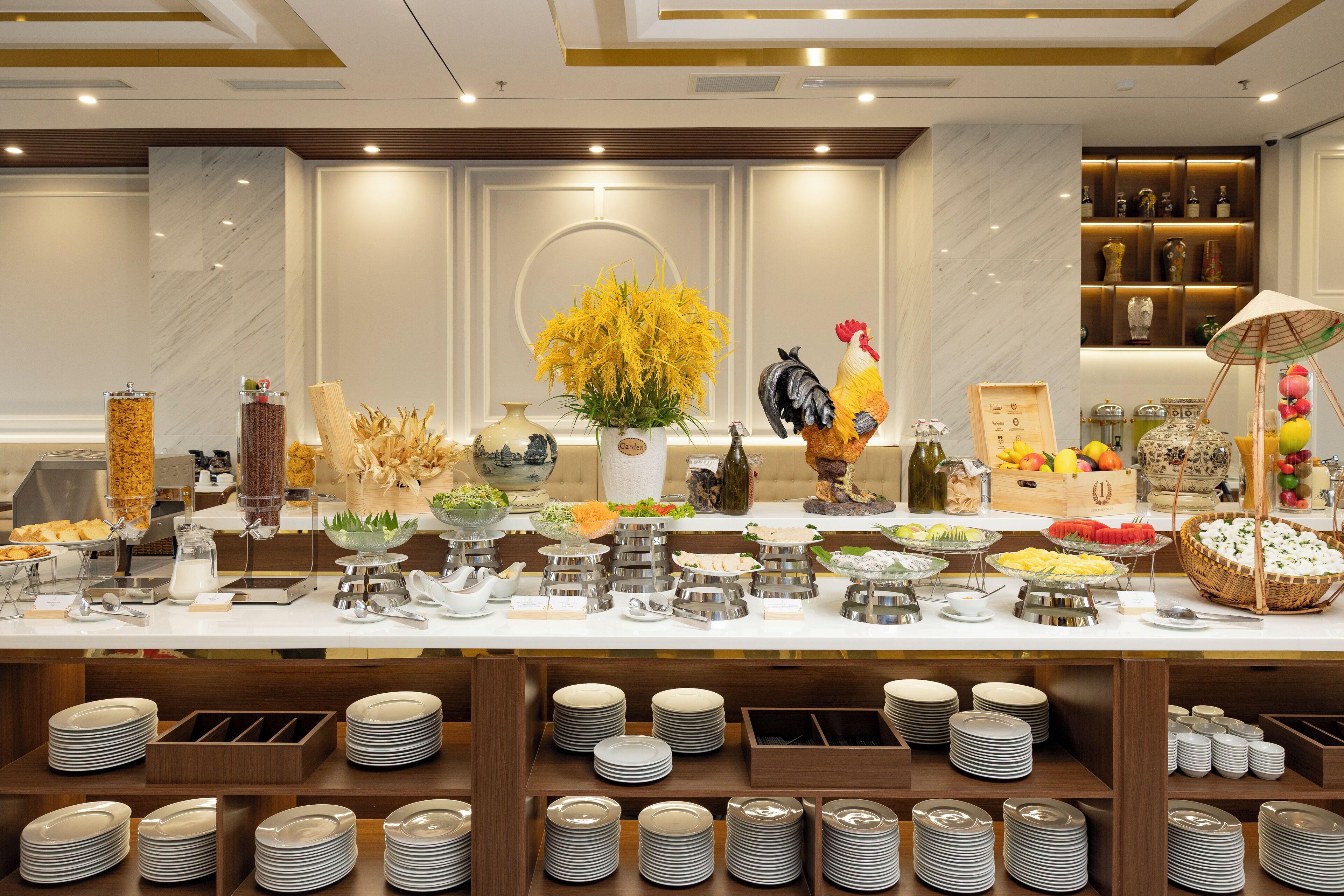 Een buffet met diverse gerechten en bestek.
