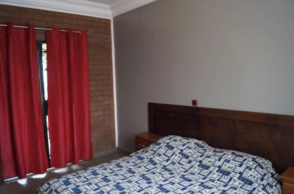 1 sovrum, strykjärn/strykbräda och sängkläder