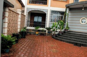 Exterior detail - Residence Vicyma Bafoussam Centre 2P Tout Confort, Chambre Climatisée (Bafoussam)