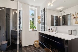 Shower, hair dryer - Beautiful yellow country villa by the water (Millinge)