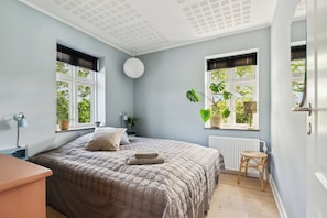5 bedrooms, iron/ironing board, free WiFi